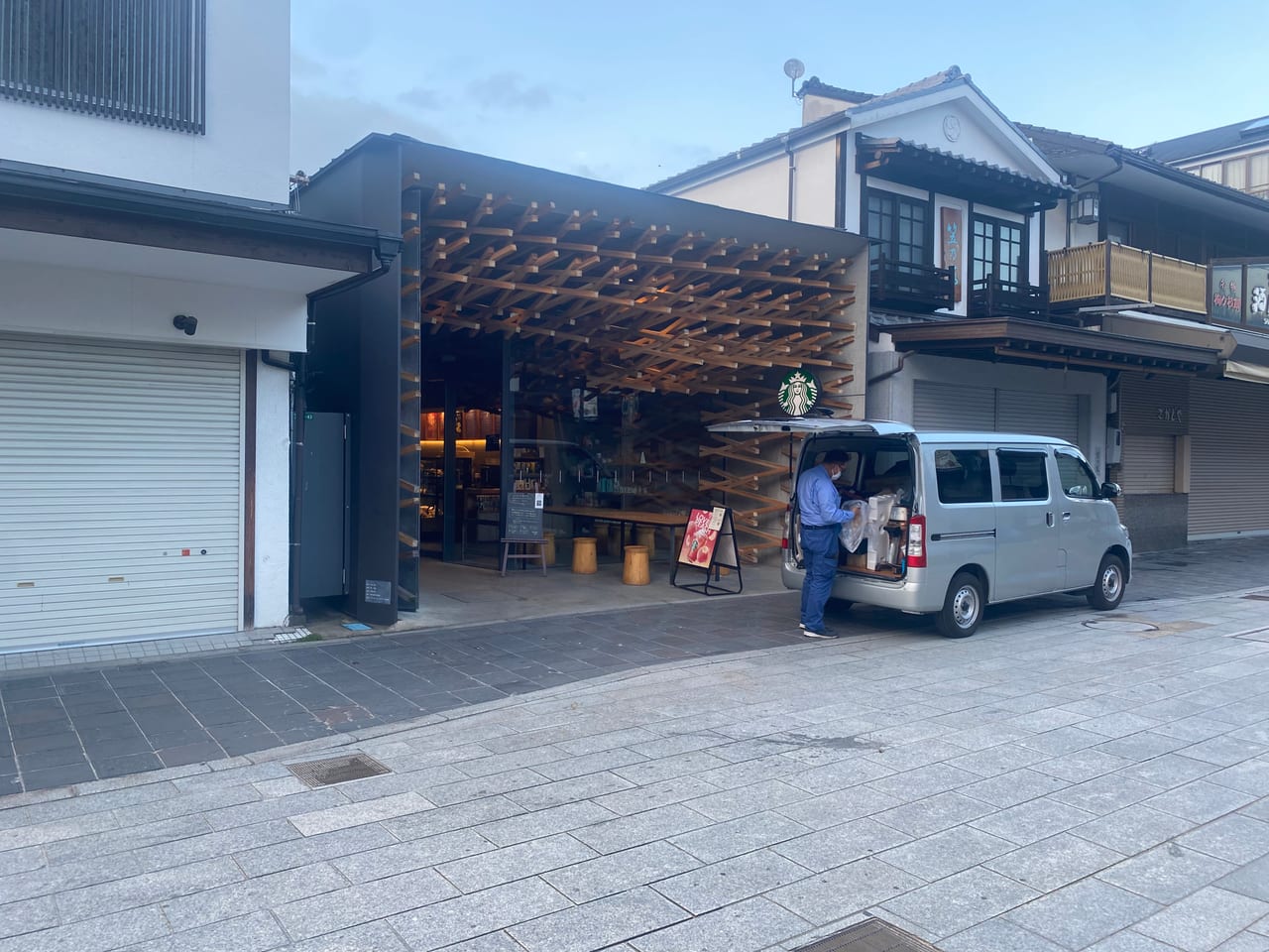 隈研吾設計的星巴克太宰府天滿宮表參道店木格子穿廊