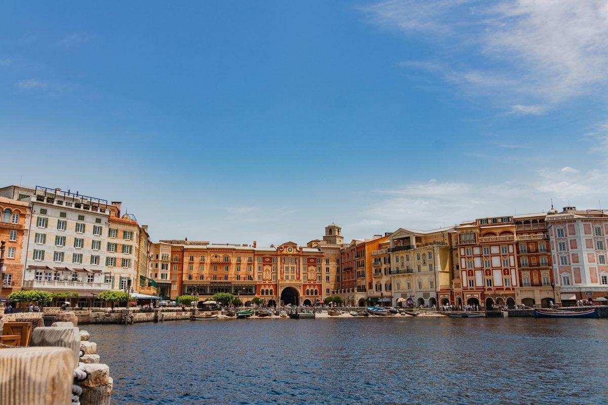 迪士尼海洋園區遠景與火山