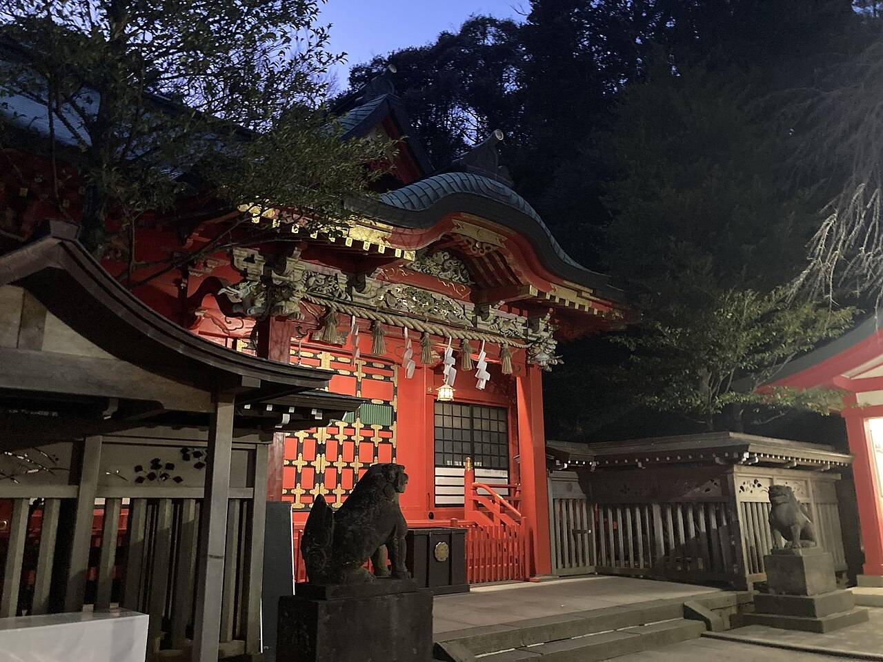 江島神社辺津宮的朱紅色社殿，黃昏時分點燈後正面全景