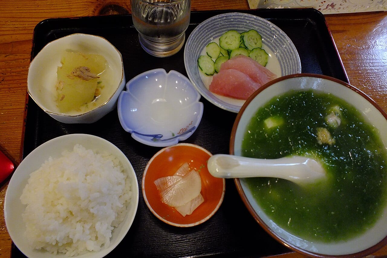 日本定食套餐:白飯、味噌湯、配菜與筷子擺放在餐盤上,日式用餐的基本擺設與筷子禮儀