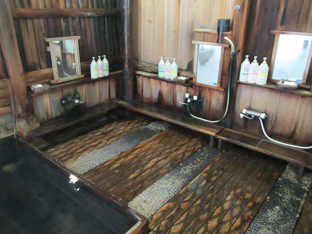 日本露天溫泉(rotenburo)的戶外岩石浴池,泉水與自然環境,泡湯前需先在沖洗區洗淨身體