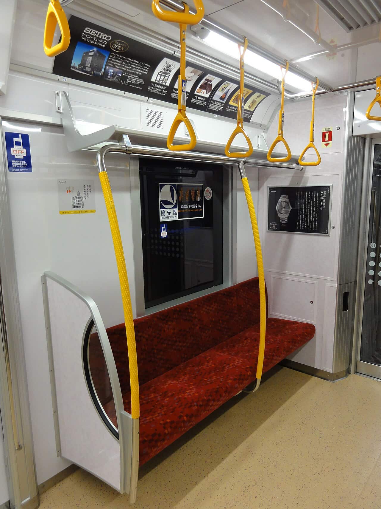 東京地鐵車廂內的博愛座(優先席),藍色座椅與標示,日本電車安靜整潔的車廂禮儀