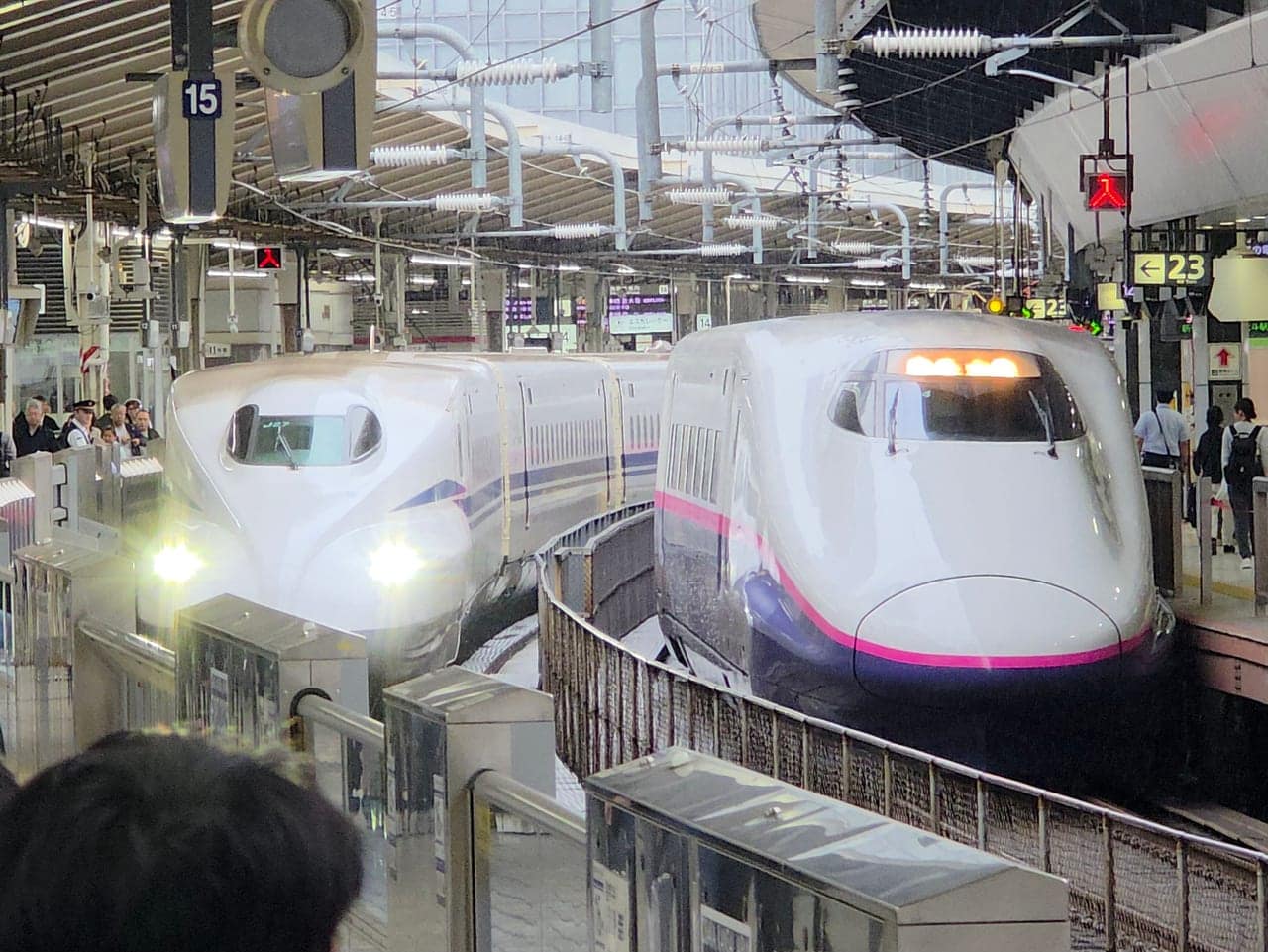 東京車站月台上的 N700S 新幹線：EX 早鳥與 JR Pass 的搭乘起點