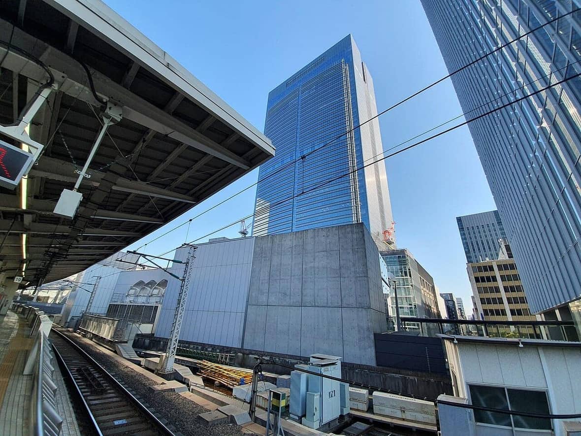 東京車站新幹線月台：旅客準備搭乘東海道新幹線的場景