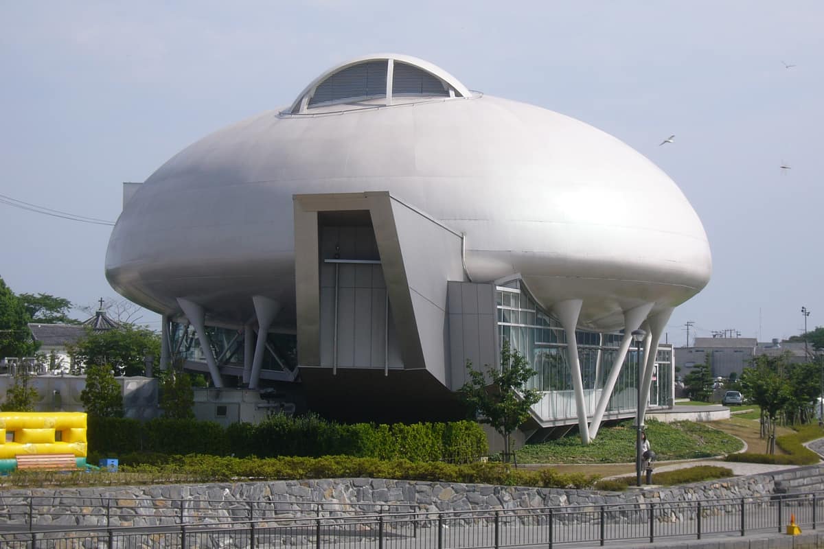 石之森萬畫館實景照（Searobin / CC BY-SA 3.0 / Wikimedia Commons）