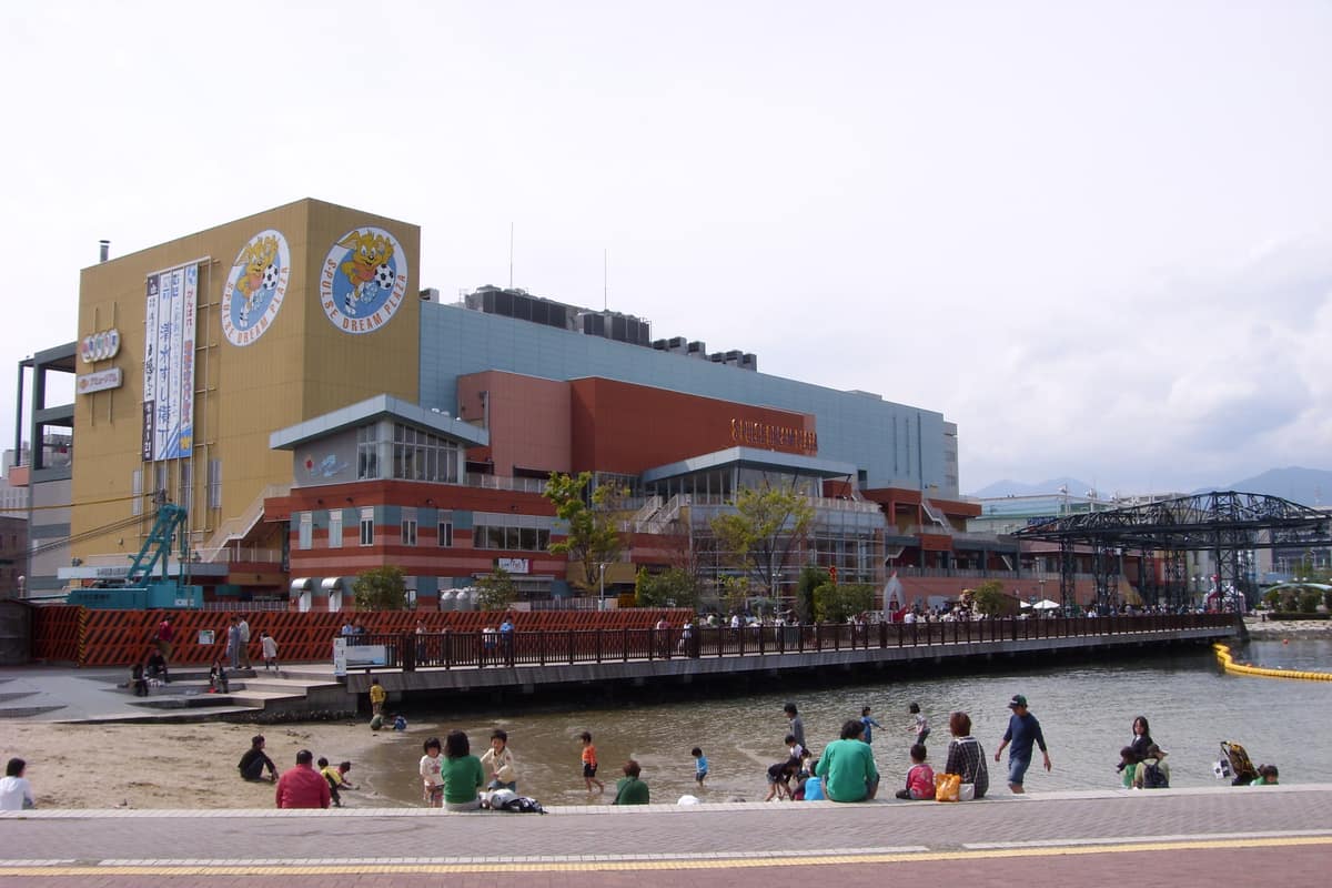 櫻桃小丸子樂園實景照（Lets Enjoy Life / CC BY 3.0 / Wikimedia Commons）