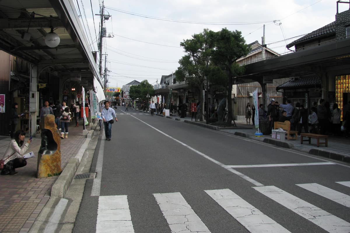 水木茂之路實景照(Aimaimyi / CC BY-SA 3.0 / Wikimedia Commons)