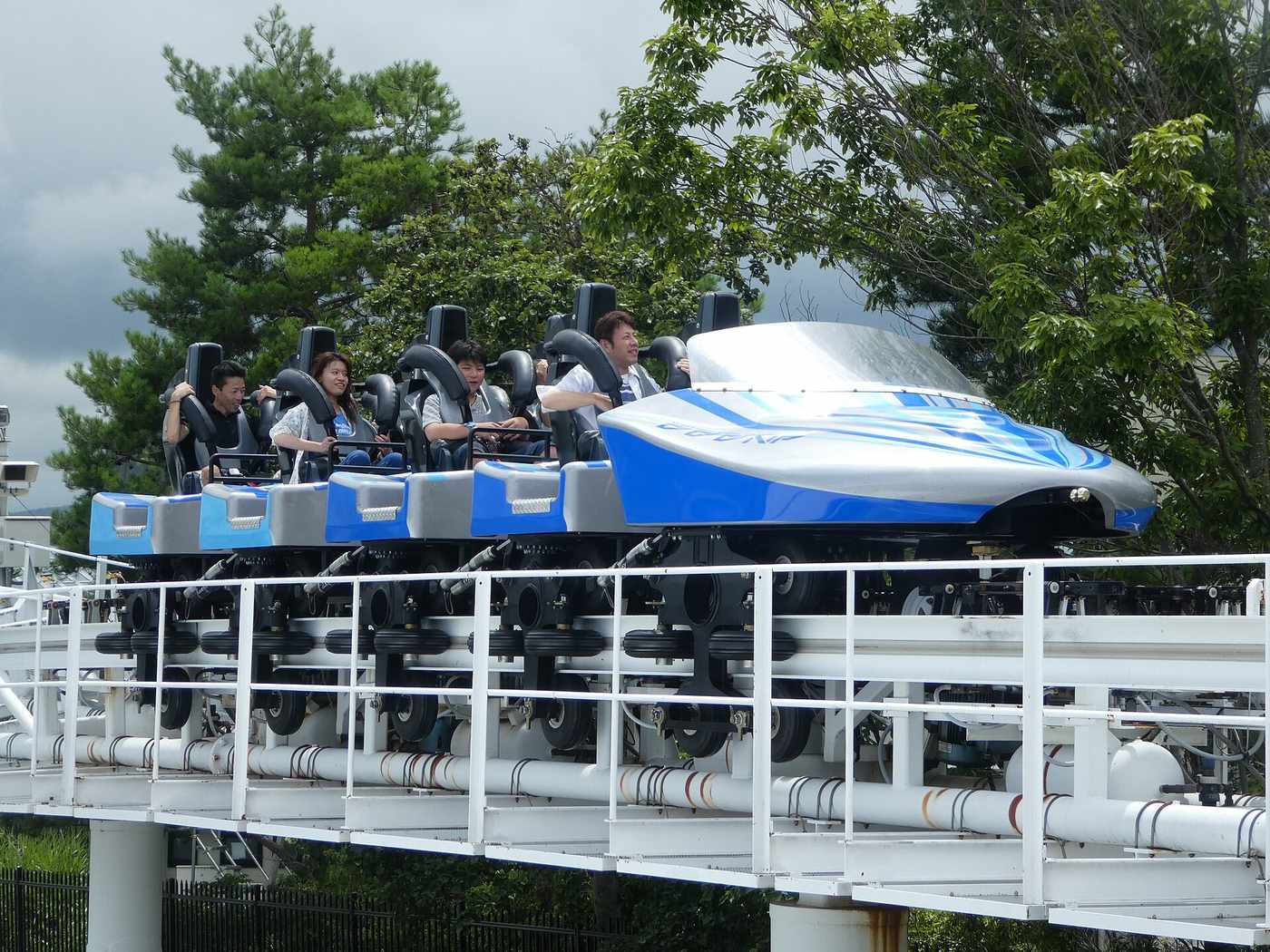 ド・ドドンパ列車載客行駛於白色軌道上的歷史照片，攝於 2017 年