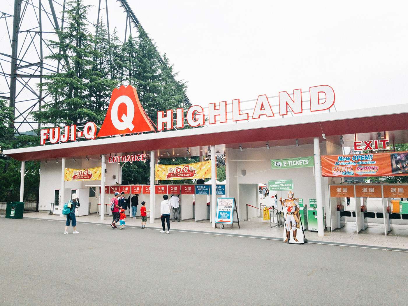 富士急樂園現行紅字大 logo 正門，入園門、退園閘口與 E-TICKETS 看板，背後是 FUJIYAMA 軌道剪影
