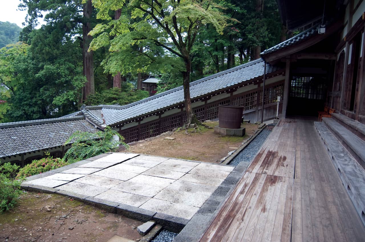 永平寺串連各殿的木造迴廊與階梯