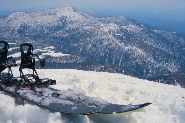 富良野滑雪場：粉雪覆蓋的滑雪坡道與纜車