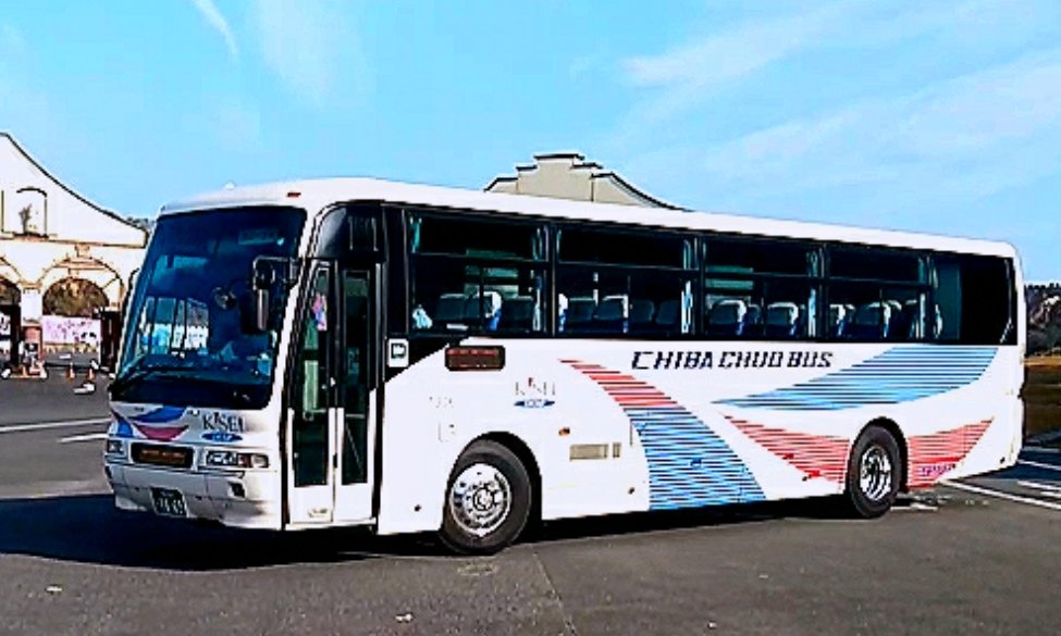 停在東京德國村園區內的 Capina 號高速巴士：白色車身側面有紅藍條紋與 CHIBA CHUO BUS 字樣，背後是園區的白色德國風建築