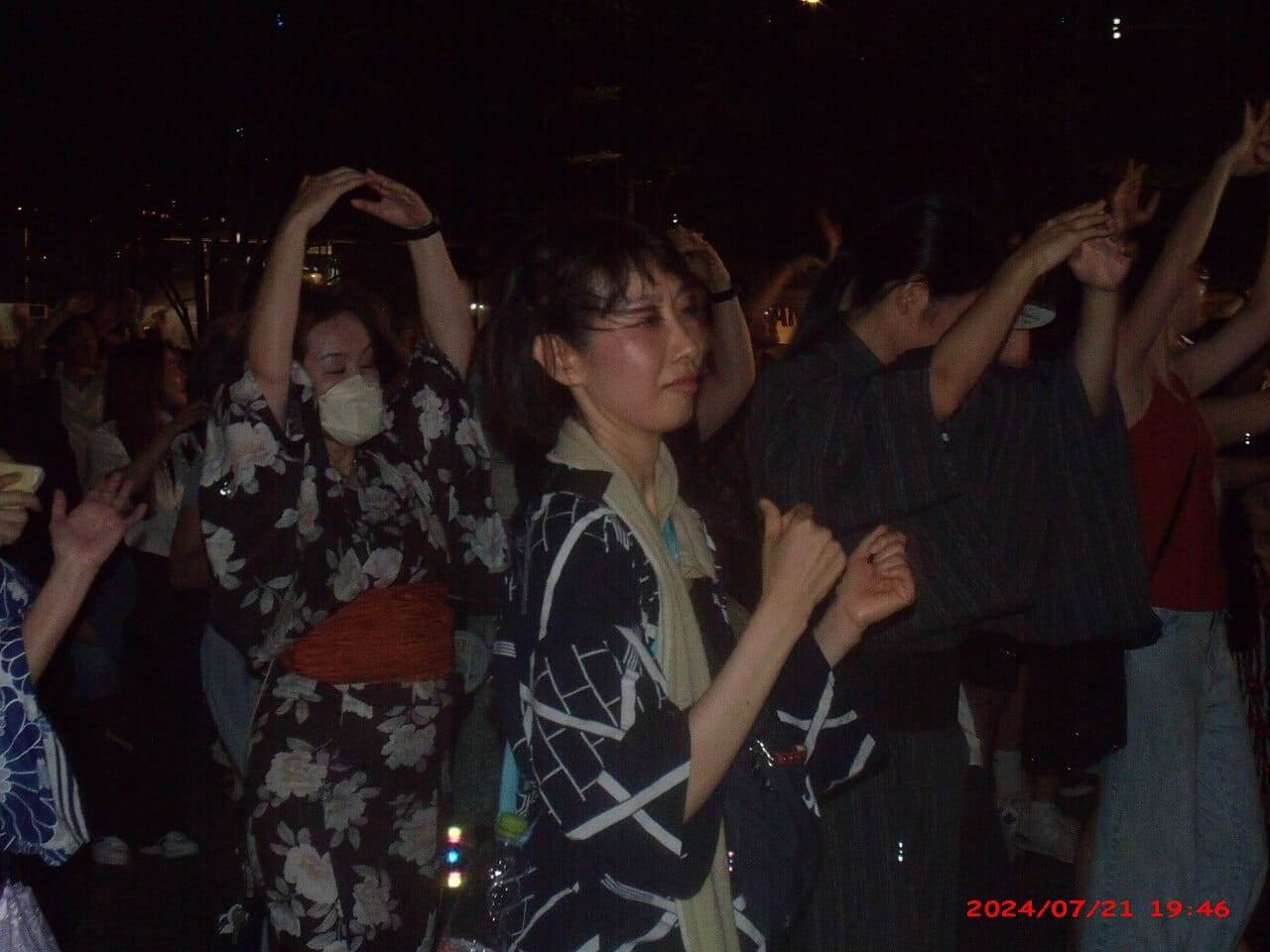 お盆期間在會場跳盆踊的人群，圍著高台繞圈而舞