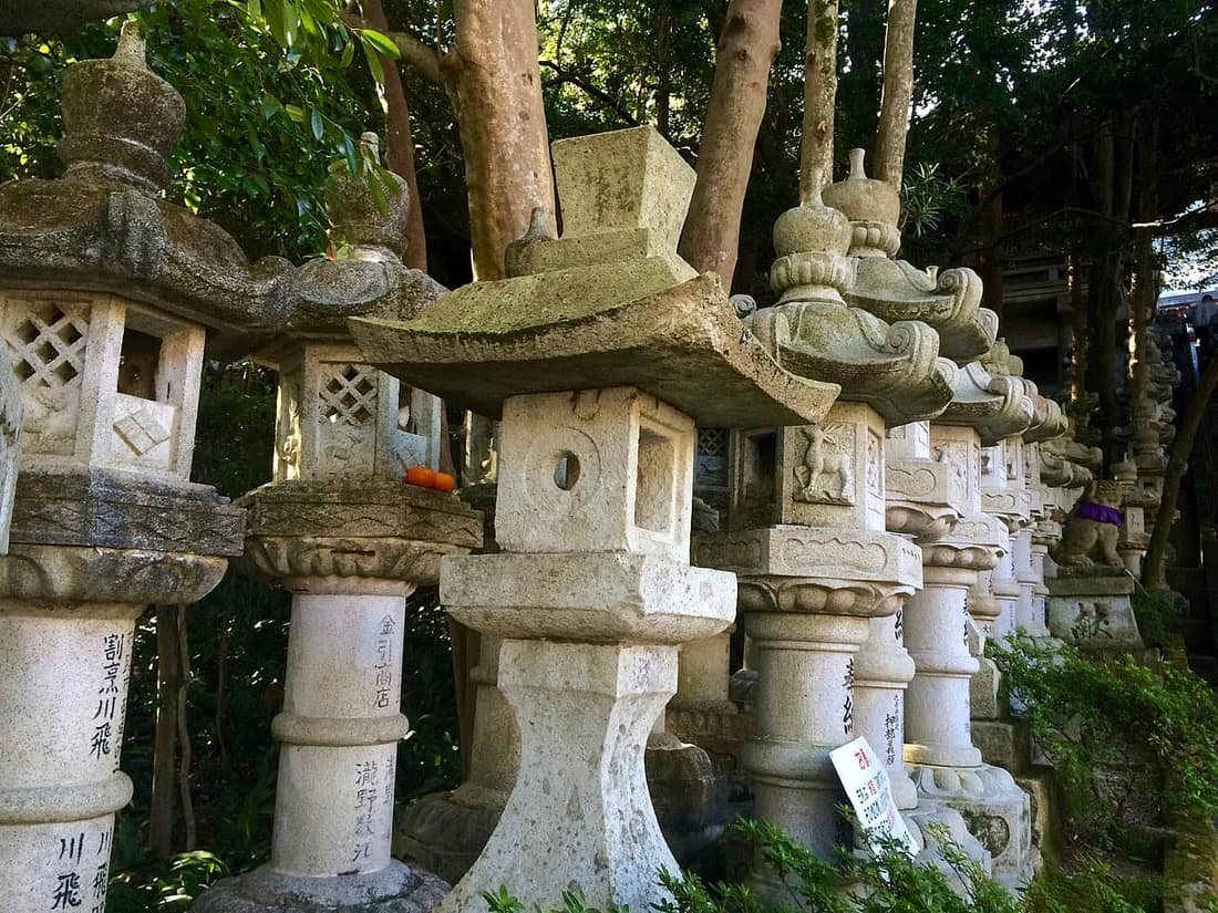 元旦初詣期間擠滿參道、前往神社參拜的人潮