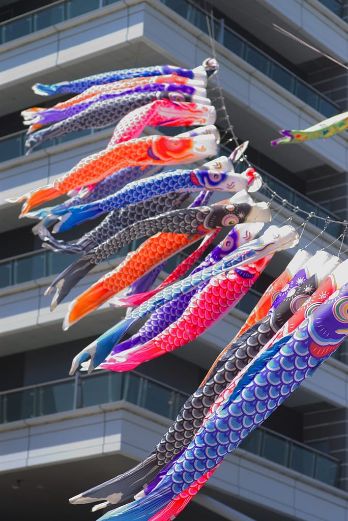 黃金週期間天空中飄揚的鯉魚旗，慶祝五月五日兒童節