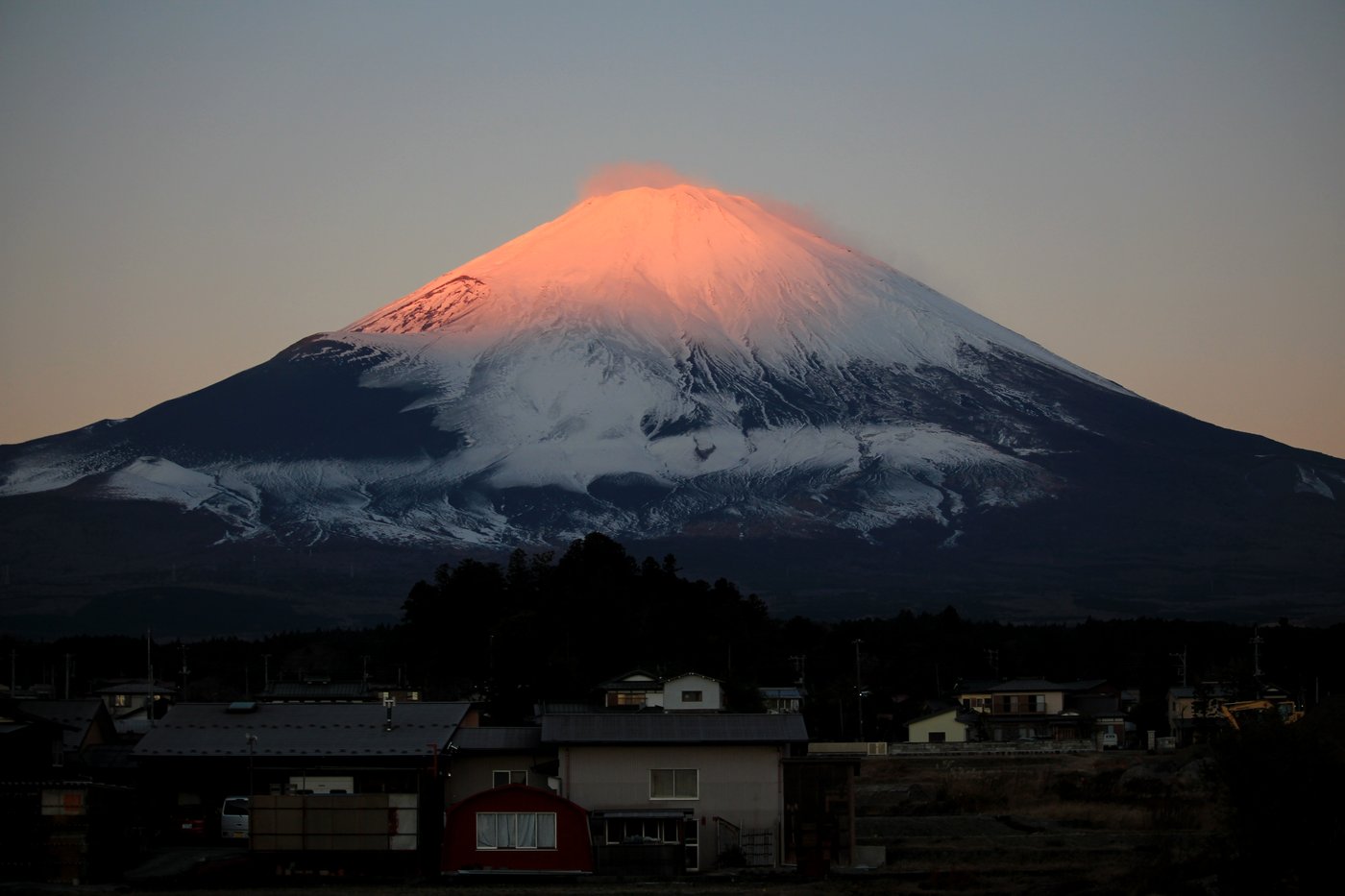 從御殿場市區眺望冬季清晨染成粉色的富士山（紅富士）