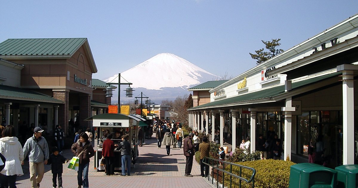 御殿場 Premium Outlet 購物街景，正面遠方是雪頂的富士山