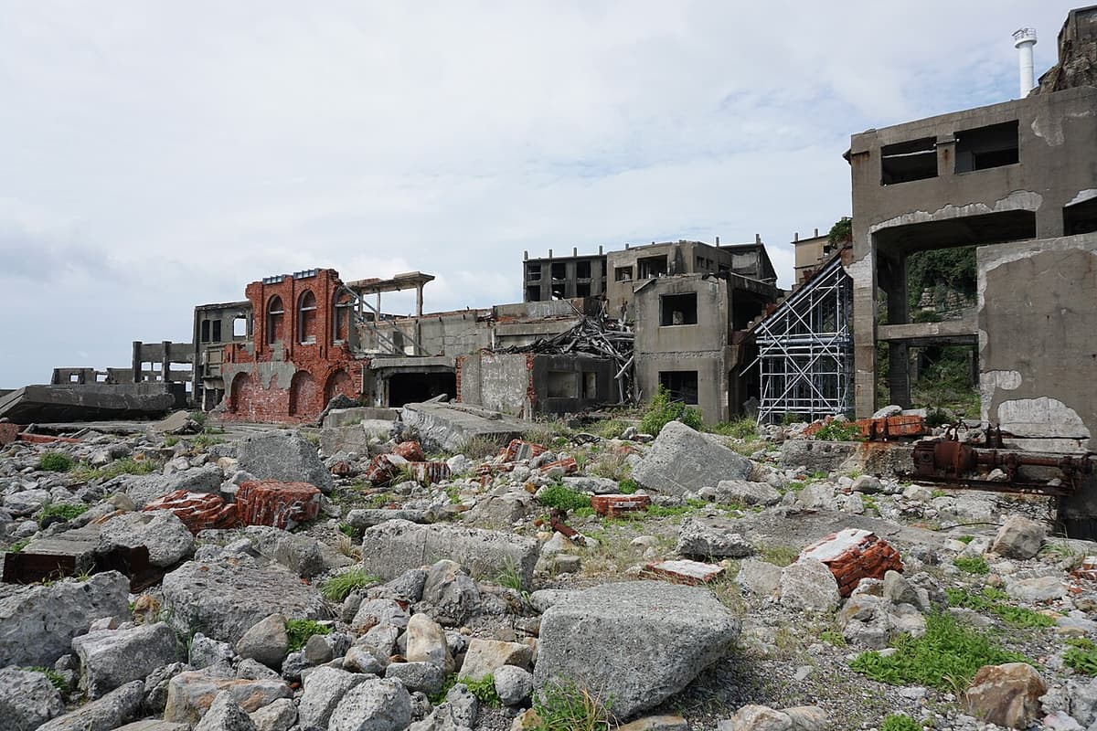 軍艦島島上崩壞的建築與整備過的參觀步道