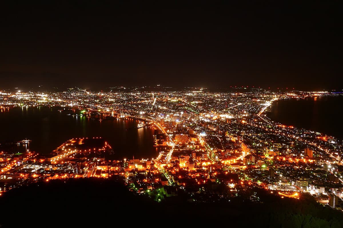 從函館山俯瞰沙漏形狀的函館夜景