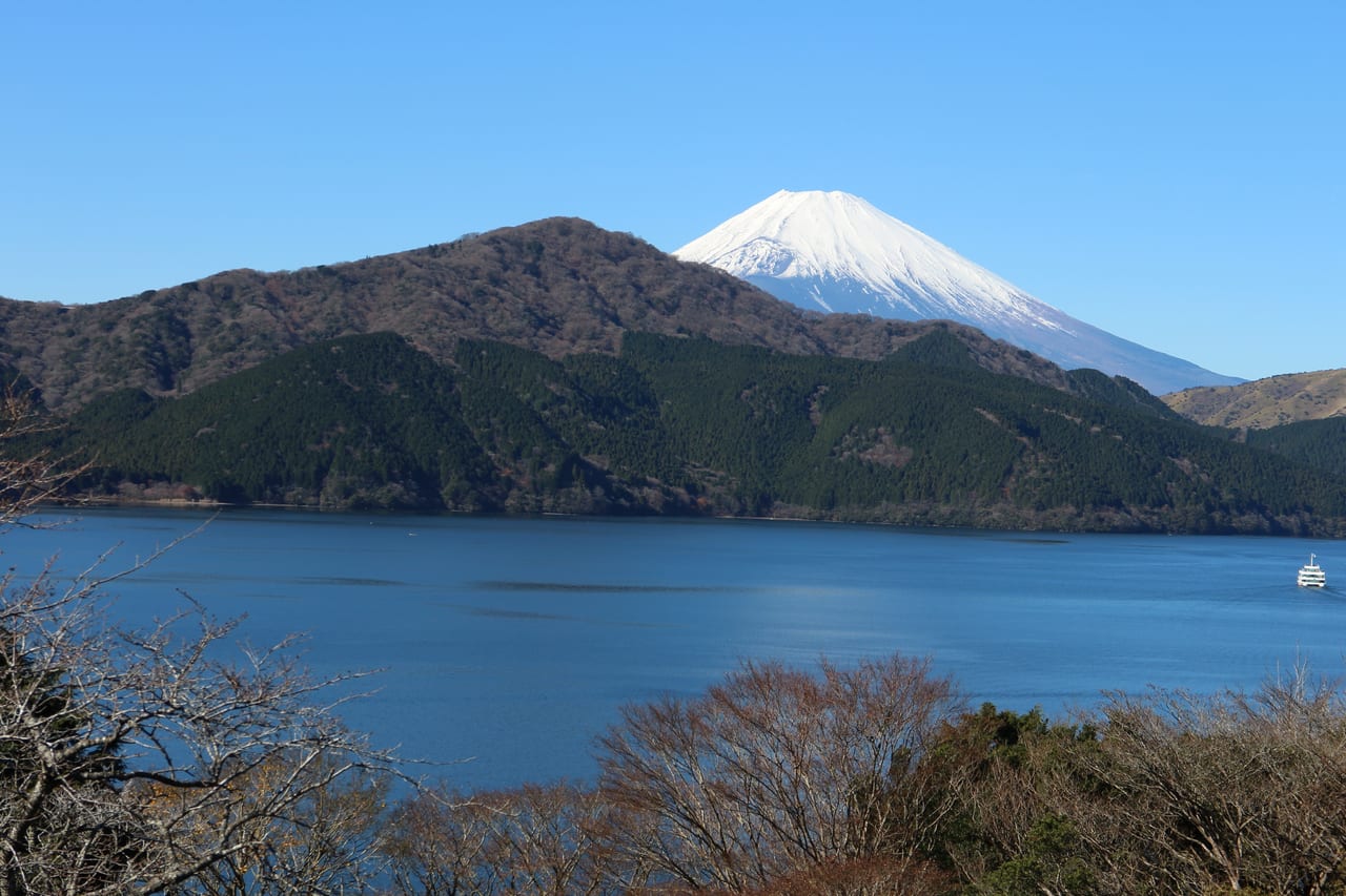 從蘆之湖眺望被白雪覆蓋的富士山
