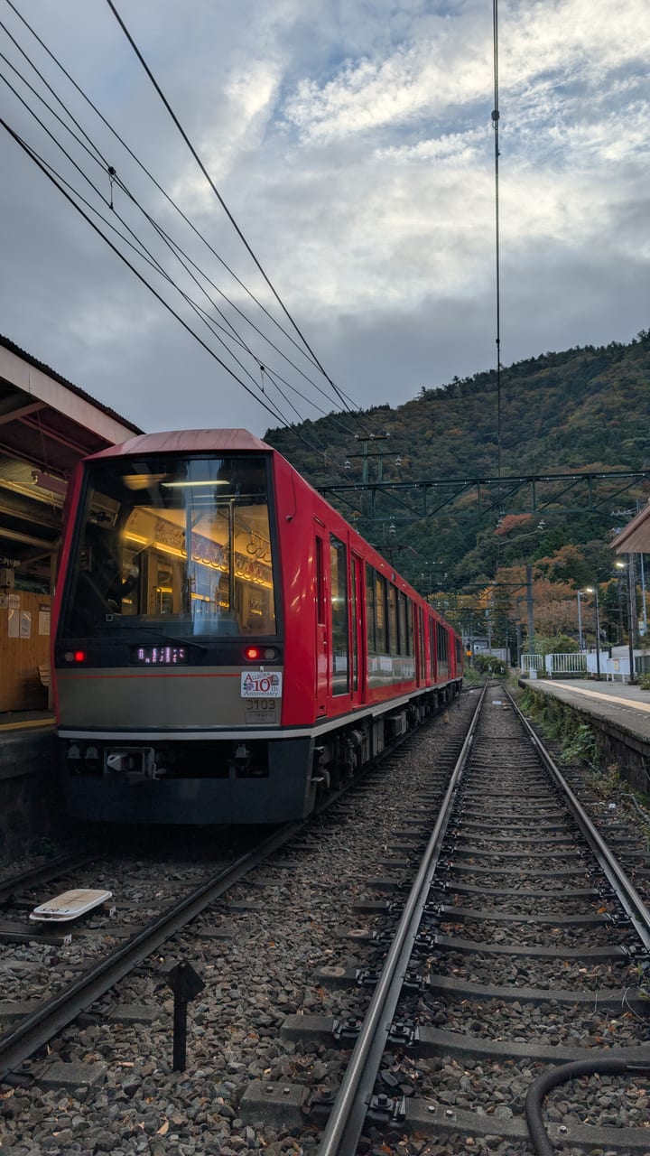 箱根登山電車行駛於山林間的之字形路段