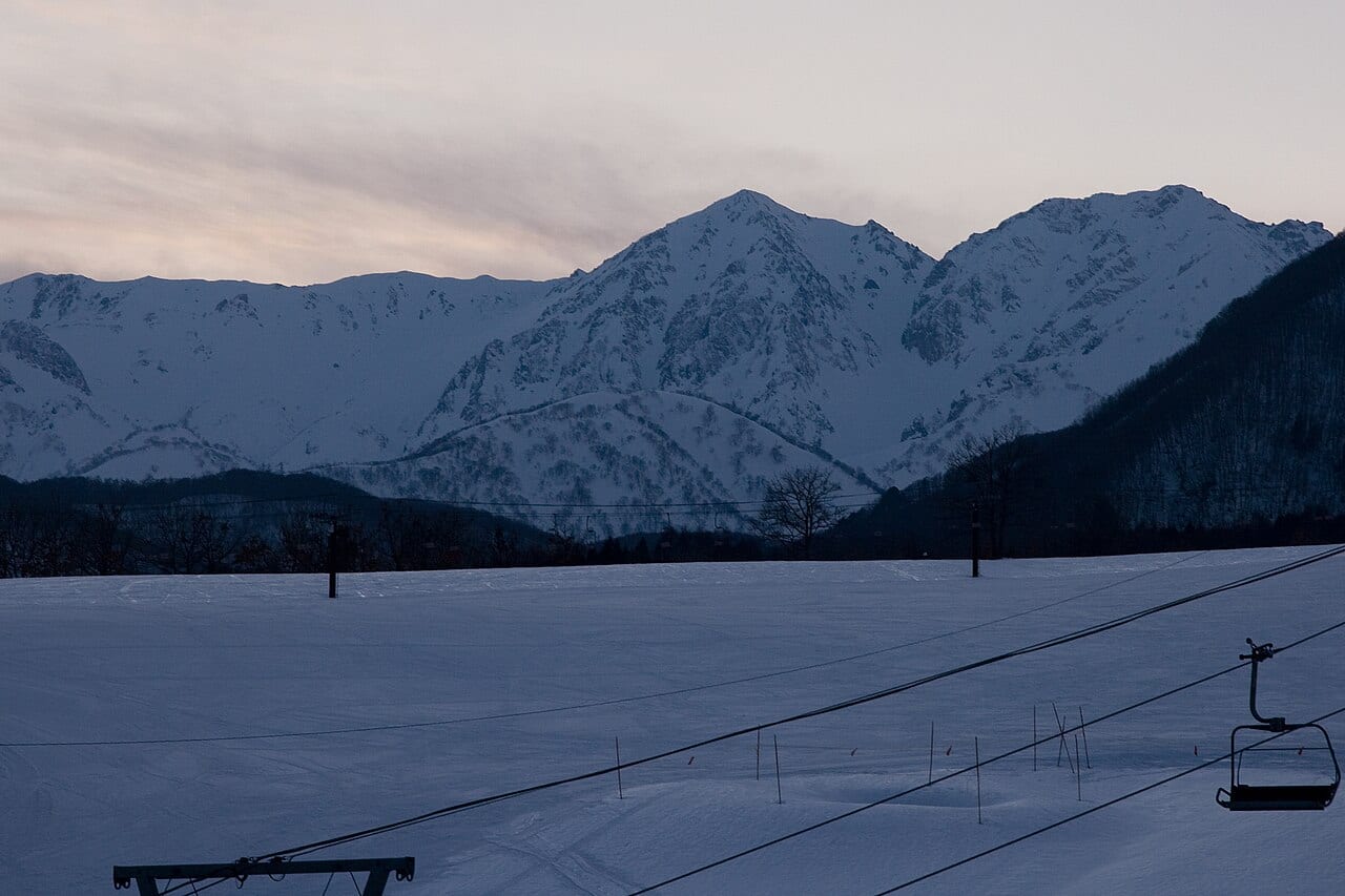 長野白馬栂池高原雪場與後方白馬連峰雪山