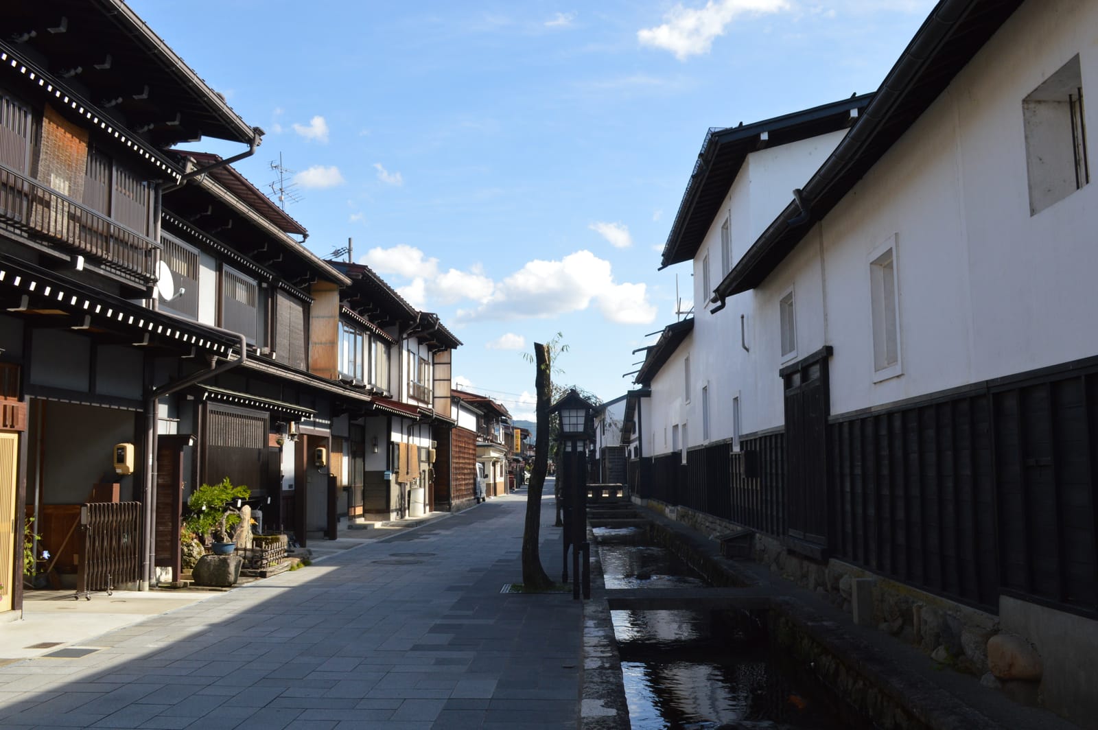 飛驒古川瀨戶川與白壁土藏街，清澈水渠沿白牆老街流過