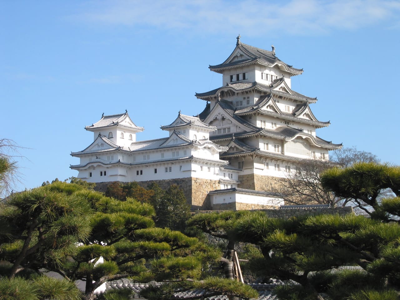 The main and smaller keeps and connecting turrets of Himeji Castle