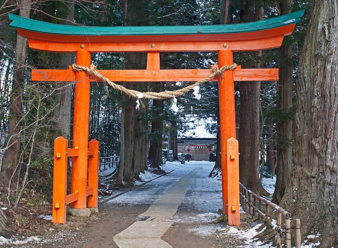 中尊寺的山門與杉木參道
