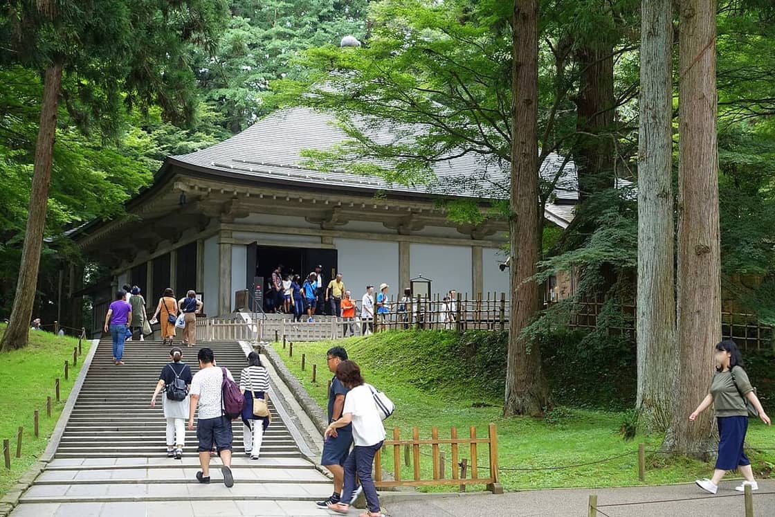 保護金色堂的現代覆堂建築