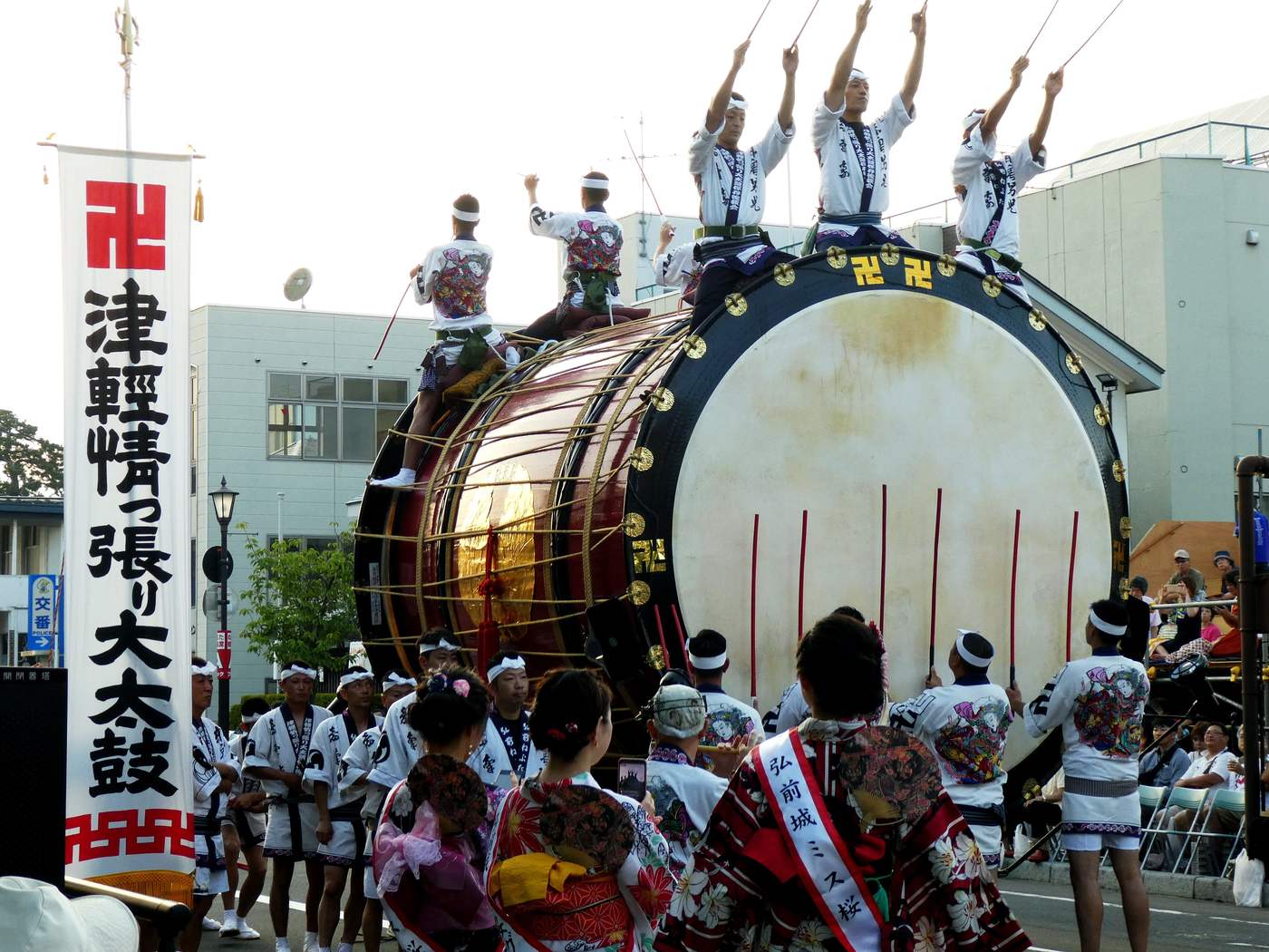 The Tsugaru Jouppari great drum mounted on a cart at the head of the Hirosaki Neputa parade, struck by several drummers at once