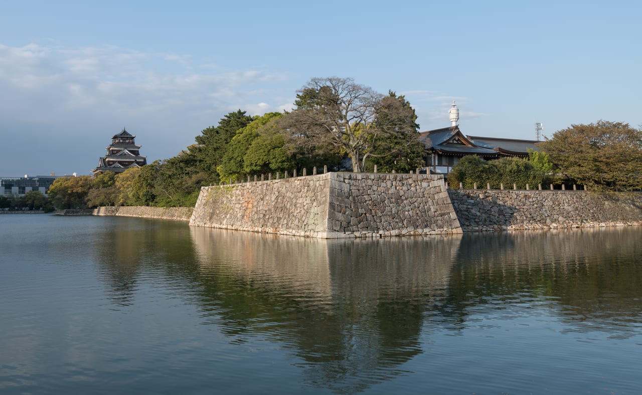 廣島城天守閣外觀與護城河
