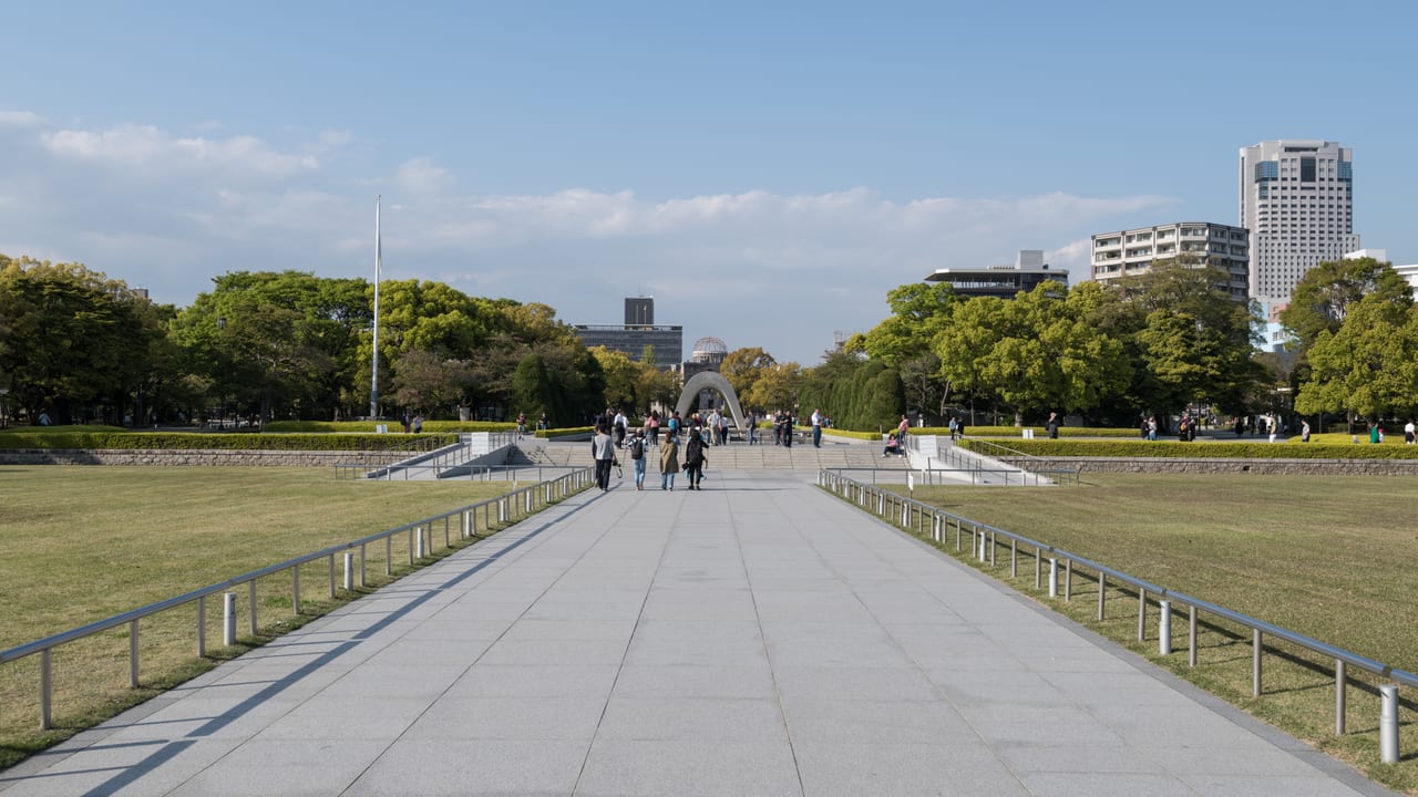 廣島和平紀念公園的慰靈碑與遠方的原爆圓頂