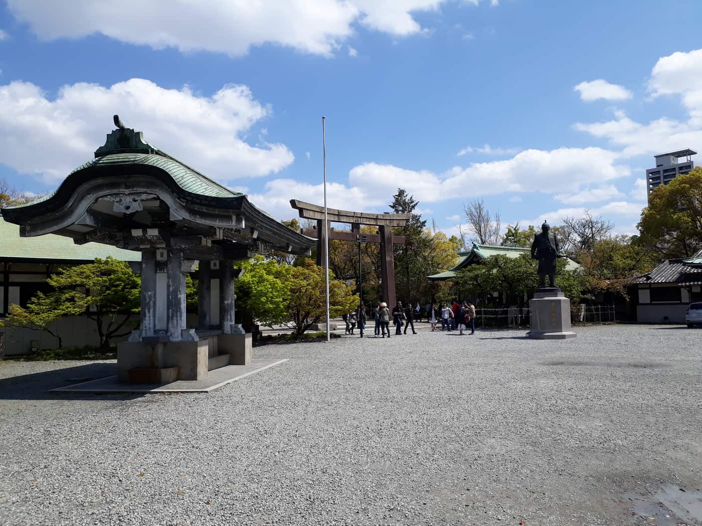 大阪城豐國神社境內，手水舍與鳥居，背景可見豐臣秀吉銅像