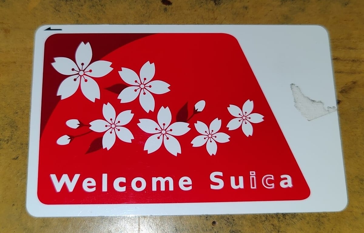 日本交通 IC 卡 Welcome Suica 實卡特寫,海外旅客版的綠色西瓜卡,可搭電車巴士與便利商店付款