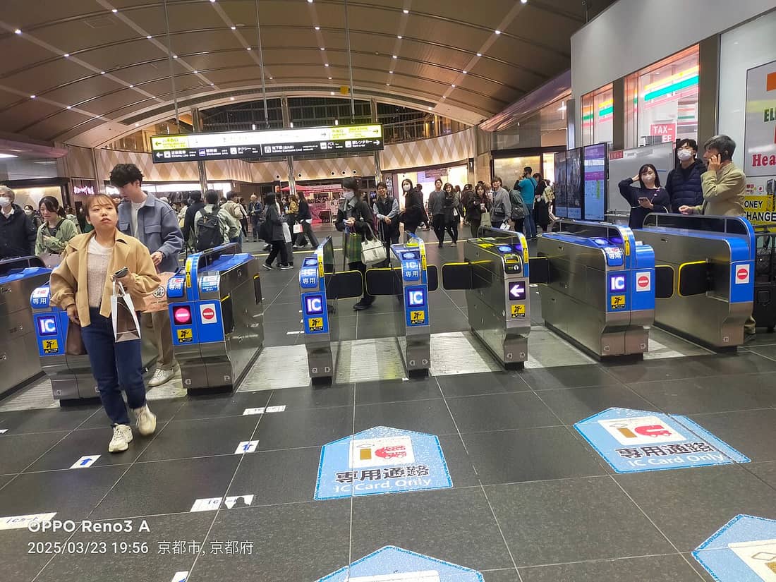 京都車站的 ICOCA 自動驗票閘門,JR 西日本發行的關西版交通 IC 卡感應通道