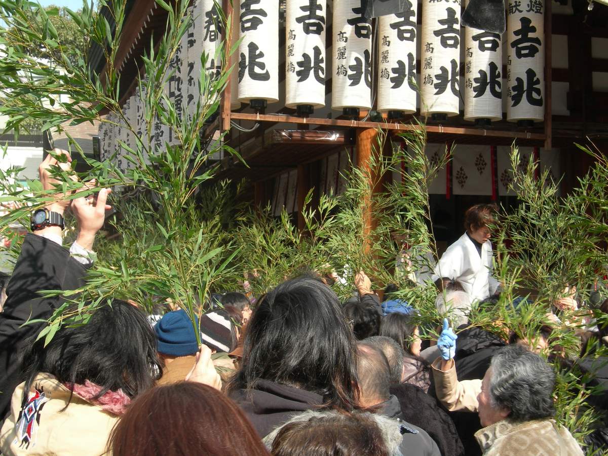 Crowds inside Imamiya Ebisu Shrine in Osaka during Toka Ebisu, worshippers carrying fukuzasa bamboo branches hung with kitcho charms