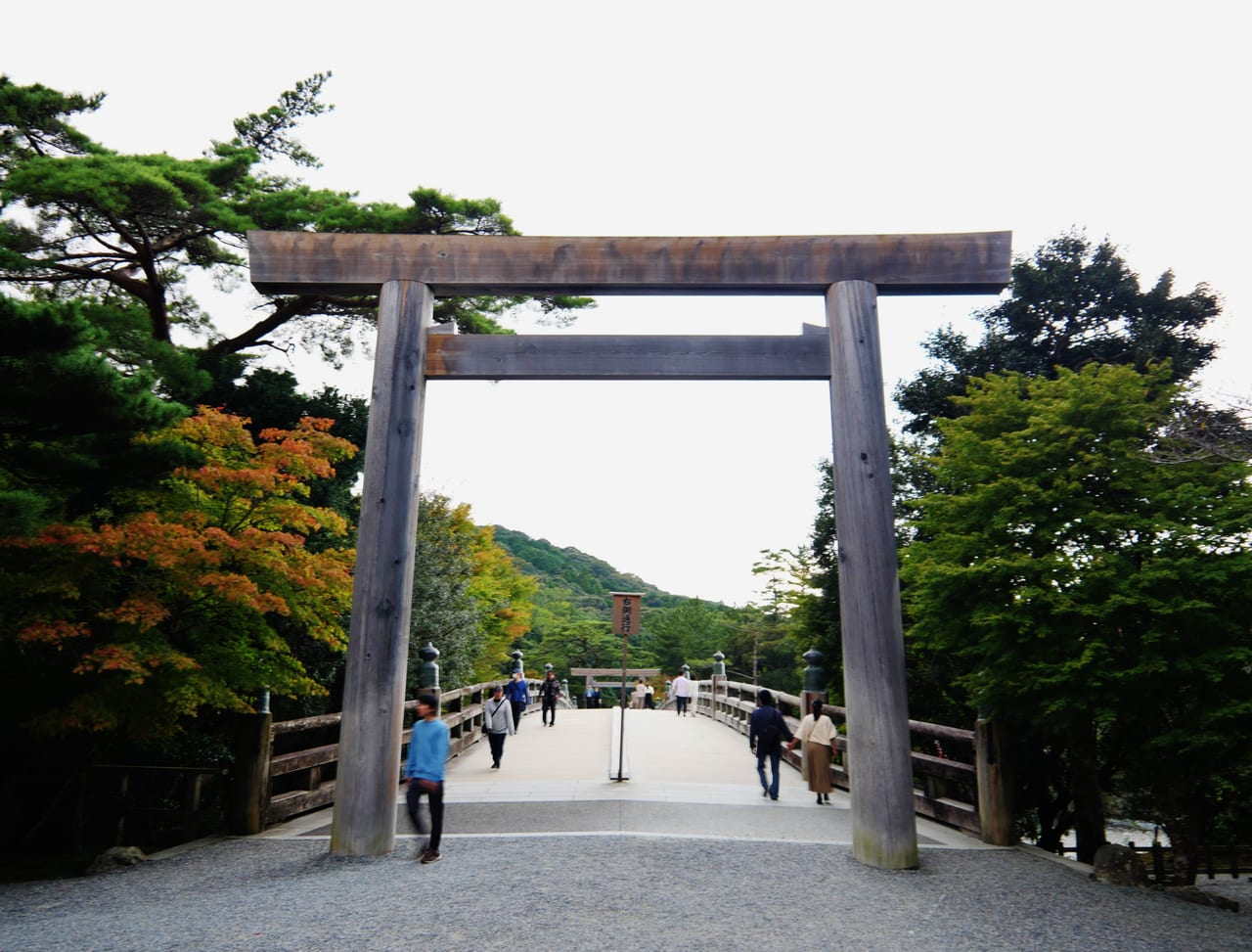 伊勢神宮內宮入口的宇治橋與五十鈴川，日本最神聖的神社