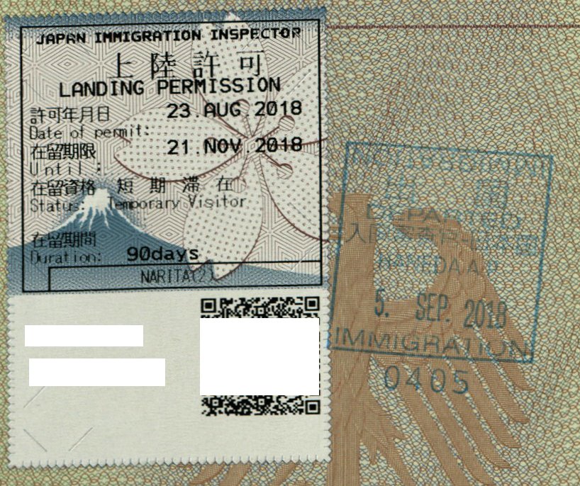 護照內頁:左邊是富士山與櫻花底圖的上陸許可貼紙,印著 LANDING PERMISSION、2018 年 8 月 23 日、短期滞在 Temporary Visitor、90days、NARITA(2);右邊是藍色方框的出境章,寫著 DEPARTED、HANEDA A.P.、5 SEP 2018