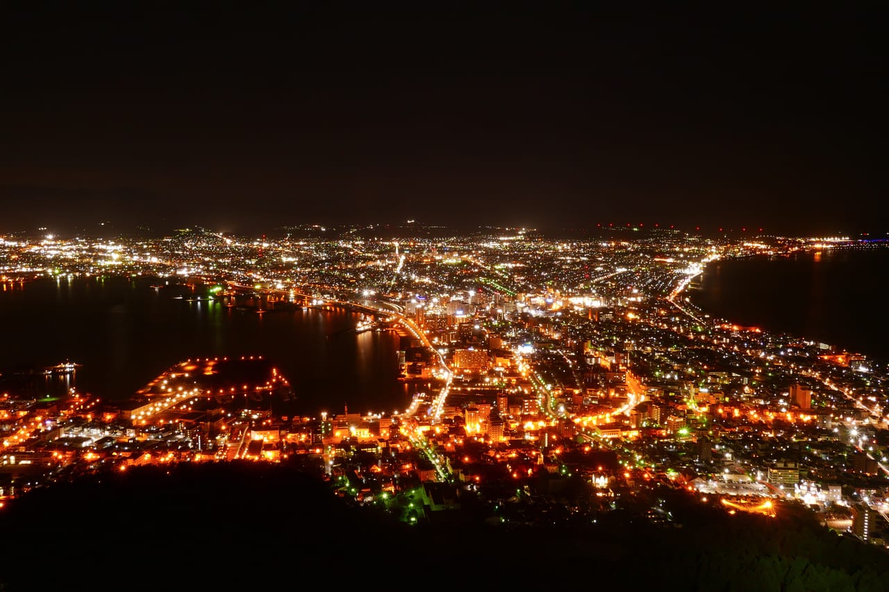 函館山夜景，函館市街呈扇形展開、兩側被海灣夾住的燈火