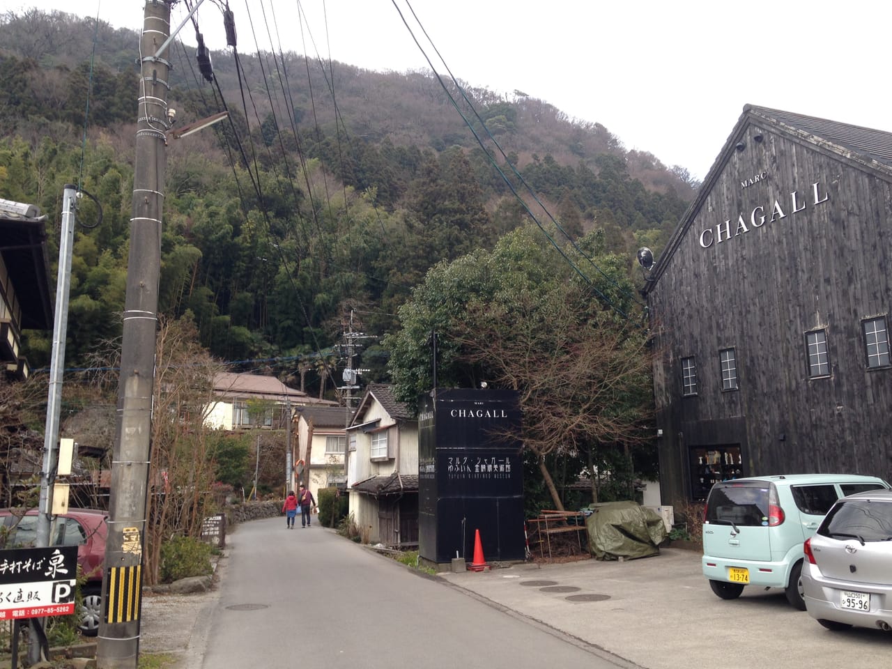 由布院金鱗湖畔，湖面倒映周邊樹林與由布岳