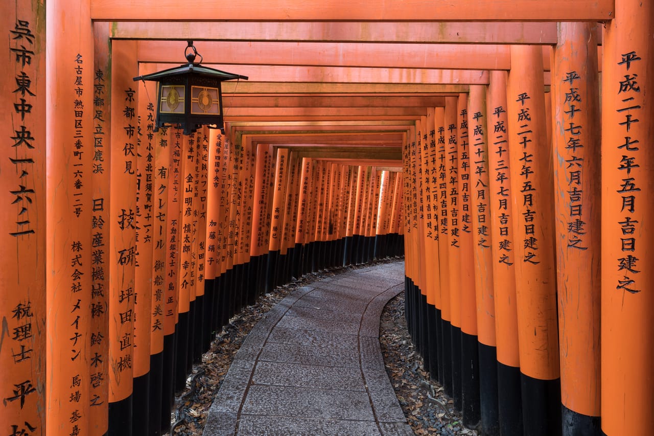 京都伏見稻荷大社千本鳥居：朱紅鳥居連綿成隧道，是京都最具代表性的場景