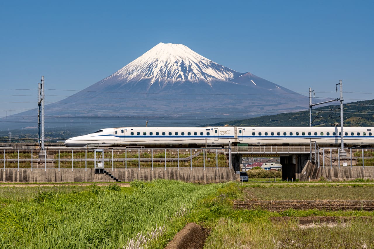 東海道新幹線 N700S 列車行經富士山下，是東京到京阪最快的移動方式