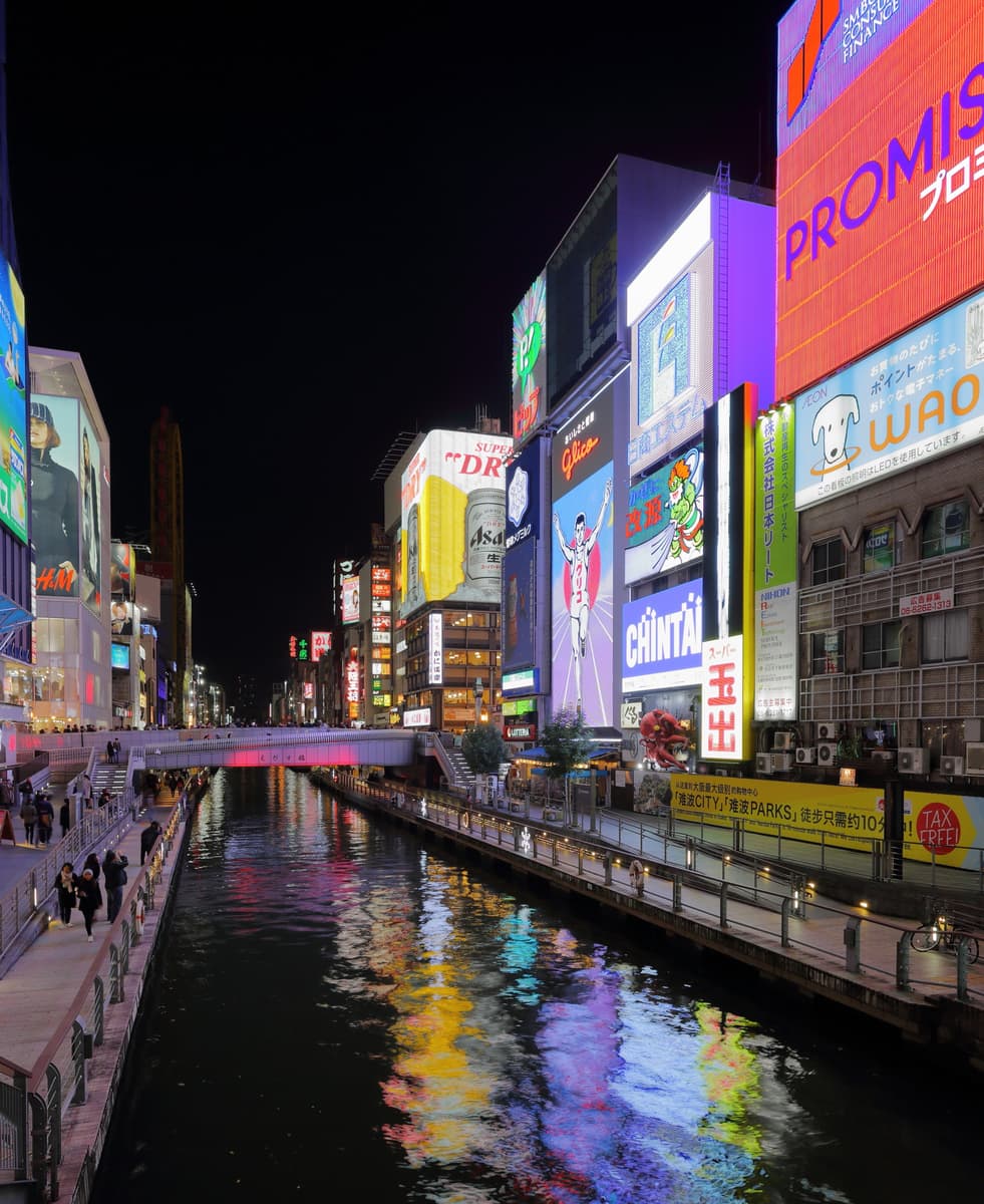 大阪道頓堀夜晚的霓虹招牌與人潮，是日本旅遊花費最集中的場景之一