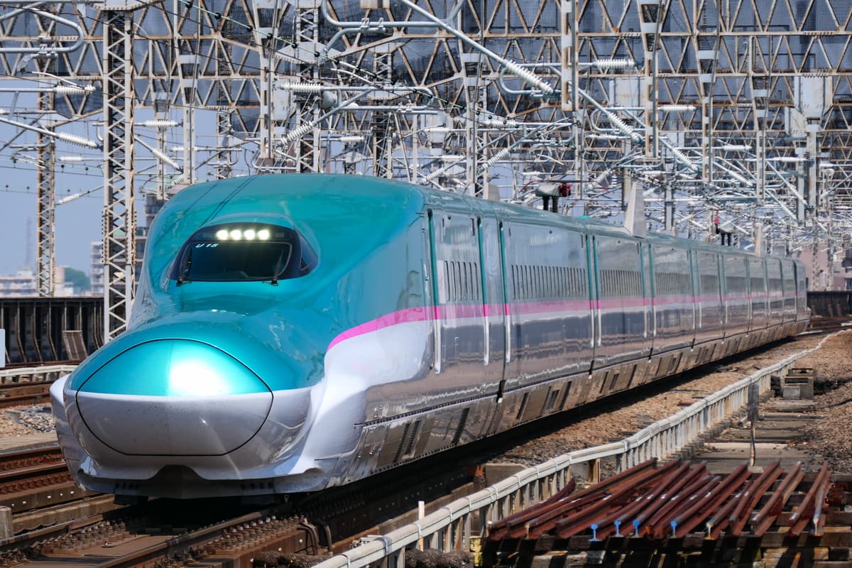 日本新幹線 E5 系列車停靠月台，跨城市移動是日本旅遊交通預算的最大項目