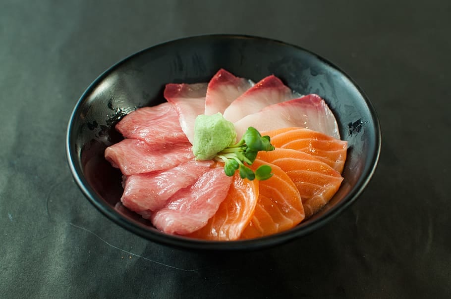 鋪滿生魚片與海膽鮭魚卵的日本海鮮丼