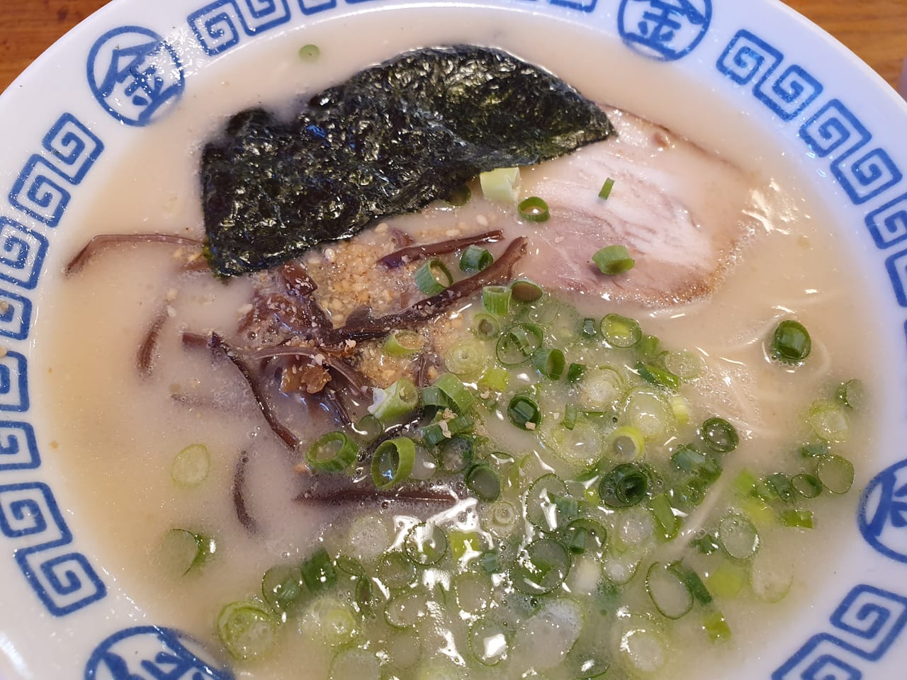 一碗東京醬油叉燒拉麵附溏心蛋與海苔