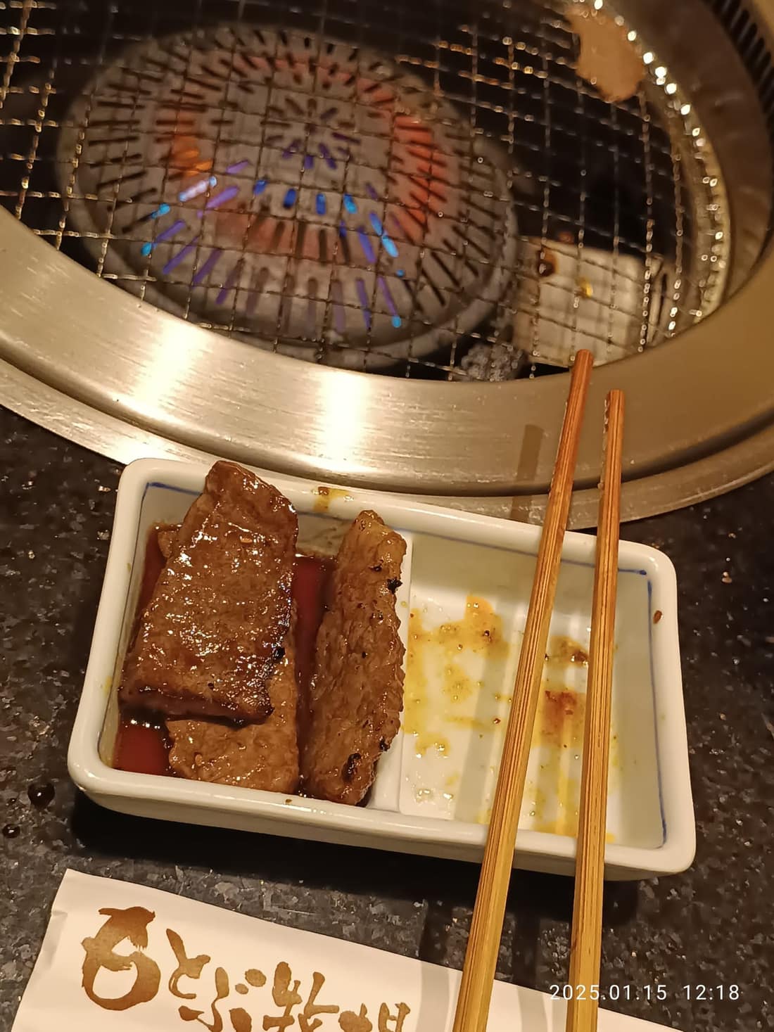 燒肉店烤盤上油花分佈的和牛肉片