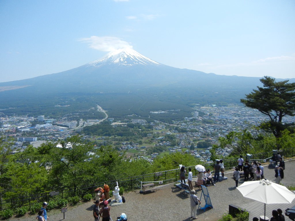 天上山山頂展望台俯瞰富士山與河口湖町,展望台上有狸與兔吉祥物雕像