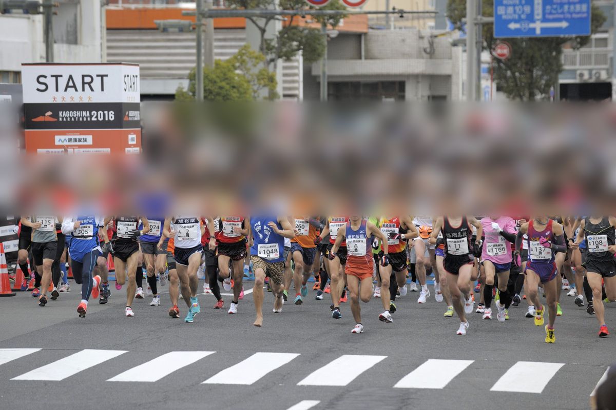 2016 年第 1 屆鹿兒島馬拉松剛起跑,左側是 START 看板,前排跑者身後的人潮塞滿整條馬路,人臉已模糊